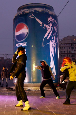 Инсталляции банки Pepsi с изображением легенды мировой поп-музыки Майкла Джексона Охранные услуги